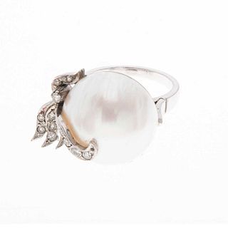 Anillo vintage con media perla cultivada color blanco de 18 mm y 14 diamantes corte 8 x 8 en plata paladio. Talla: 6 1/2. Peso:...