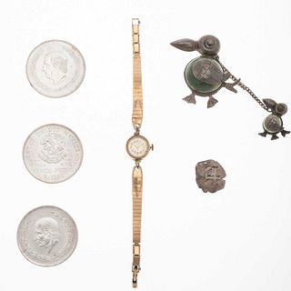 Lote de tres monedas Hidalgos en plata ley .720. 2 prendedores con calcedonias, moneda amorfa antigua. Reloj Elgin movimiento ma...
