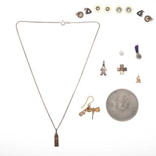 Una Onza Troy plata ley .925, collar, 5 pendientes, 4 pares de broqueles y arete suelto en plata .925 y metal base. Peso: 47.6 g