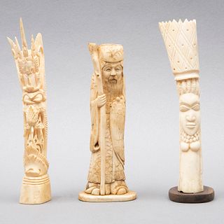 LOTE DE FIGURAS DECORATIVAS. ÁFRICA/INDIA/CHINA, SXX. Talla en hueso; consta de: sabio, deidad y busto femenino. De 16 a 19 cm de alt.