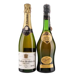Lote de Champagne. a) Charles Heidsieck. Brut. b) La Grande Dame. En presentaciones de 750 ml. Total de piezas: 2.