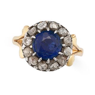 NO RESERVE - AN ANTIQUE SAPPHIRE DOUBLET AND DIAMOND CLUSTER RING in yellow gold, set with a roun...