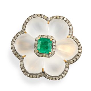 A ROCK CRYSTAL, EMERALD AND DIAMOND RING in 14ct yellow gold, comprising a carved frosted rock cr...