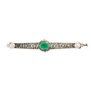 AN EMERALD, DIAMOND, AND PEARL BAR BROOCH in 18ct white gold, set to the centre with a cabochon c...