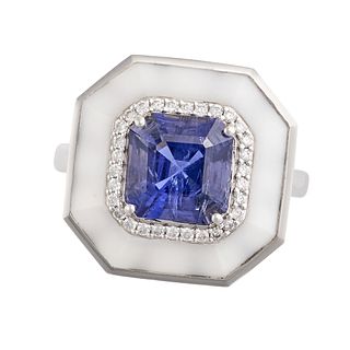 AN IOLITE, AGATE AND DIAMOND RING in 18ct white gold, set with an octagonal step cut iolite of 1....