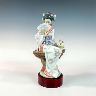 Nippon Lady 1005327 - Lladro Porcelain Figurine + Base