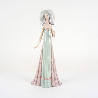 The Debutante 1431 - Lladro Porcelain Figurine