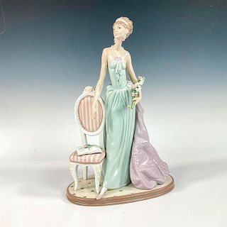 A Lady of Taste 1001495 - Lladro Porcelain Figurine