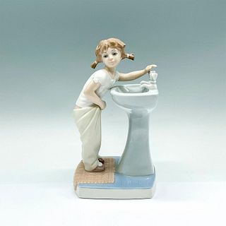 Clean Up Time 1004838 - Lladro Porcelain Figurine