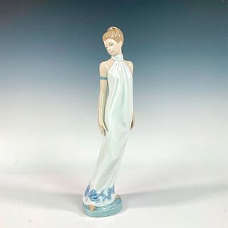 Nao By Lladro Porcelain Figurine, Elegance 2001205