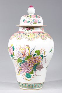 Chinese Cermaic Famille Rose Covered Vase