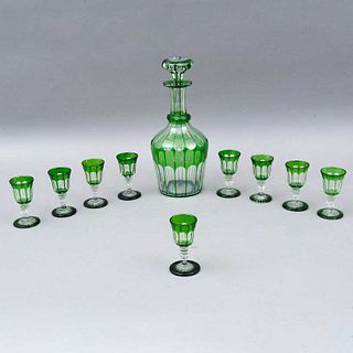 JUEGO DE LICORERA CHECOSLOVAQUIA SIGLO XX Elaborado en cristal tipo Bohemia en color verde Decorado con monograma sellado al...