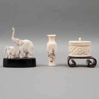 FIGURILLAS DECORATIVAS. CHINA, SXX. Talla en marfil. Consta de: elefantes, jarrón miniatura y caja. De 6.5 a 11 cm de altura. Piezas: 3