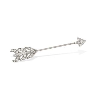 CARTIER, AN ART DECO DIAMOND ARROW JABOT PIN in platinum, designed as an arrow, the arrow head se...