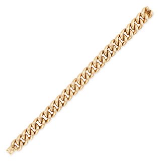 A VINTAGE FRENCH GOLD CURB LINK BRACELET in 18ct yellow gold, comprising a row of plain curb link...