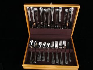 WALLACE STAINLESS FLATWARE IN SILVER CHEST