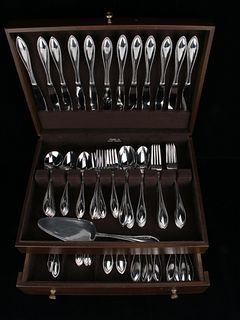 WALLACE STAINLESS FLATWARE IN SILVER CHEST