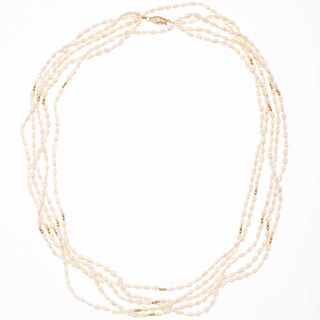 Collar de 5 hilos con perlas de río y broche en oro amarillo de 14k. Peso: 66.4 g.