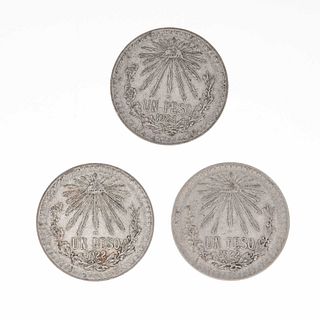 Tres monedas de un peso resplandor 1922 en plata .720. Peso: 49.8 g.