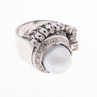 Anillo vintage con perlas y diamantes en plata paladio. 1 perla cultivada color gris de 10 mm. 33 diamantes corte 8 x 8. Talla...