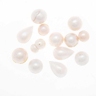 Lote de 13 medias perlas cultivadas corte redondo y gota. ~ 218.50 ct.