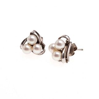 Par de boqueles con perlas en metal base. 6 perlas cultivadas color gris de 4 mm. Peso: 3.1 g.
