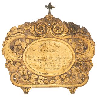 TARJA DE SAGRARIO. MÉXICO, SIGLO XVIII. Elaborada en bronce dorado con motivos florales, vegetales y roleos.