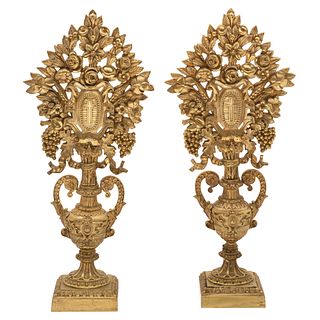 PAR DE PALMATORIAS. MÉXICO, SIGLO XX. Fundición en bronce dorado; base a manera de jarrón, decoradas con vides y flores. 76 cm de alto