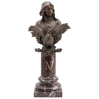 ANTONIO PANDIANI. BUSTO DE NAPOLEÓN. Fundición en bronce con columna de mármol. Firmado y fechado: "A. PANDIANI MILANO 1890"