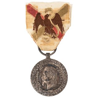 MEDALLA CONMEMORATIVA EXPEDITION DU MEXIQUE. MÉXICO, 1862-1863. Medalla en plata, pendiente de un listón de seda.