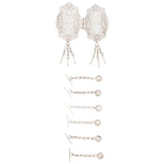 BOTONADURA CHARRA ANTIGUA. MÉXICO, SIGLO XIX. Botonadura de plata, diseño para chaqueta charra con broche grande de dos piezas.