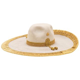 SOMBRERO CHARRO ESTILO HACENDADO. MÉXICO, CA. 1920. Sombrero de fieltro fino de pelo de castor color marfil.
