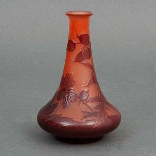 EMILE GALLÉ (FRANCIA, 1846 - 1904) FLORERO Cristal de camafeo en tonos rojos y naranjas Firmado postúmo Detalles de conserva...