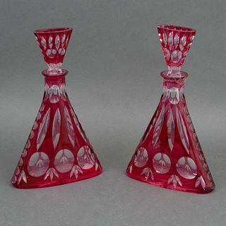 PAR DE LICORERAS CHECOSLOVAQUIA SIGLO XX Elaboradas en cristal de Bohemia En color rojo Diseño triangular Decoración fac...