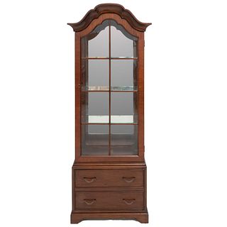 VITRINA. SXX. Elaborada en madera. Con puerta y entrepaños de vidrio, puerta inferior y soportes amoldurados. Decorada con molduras.