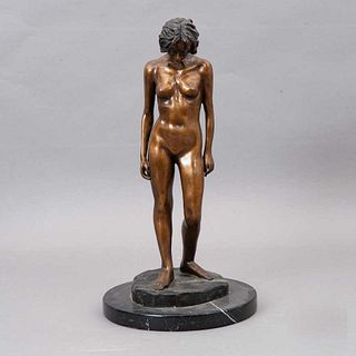 RICARDO PONZANELLI (MÉXICO, 1950 - ). DESNUDO FEMENINO. Bronce, patinado en color dorado; base de mármol negro. 35.5 cm de altura.