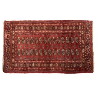 TAPETE. IRÁN, SXX. Estilo BOKHARA, hilo de lana y algodón, anudado a mano, tonos rojo, negro y beige; firmado. 155 x 95 cm.