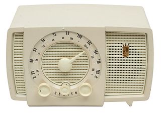 Zenith Plastic Table Top Radio, Ca. 1950, H 7'' W 13'' Depth 8''