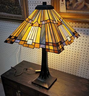MISSION STYLE TALE LAMP W/ LEADED GLASS SHADE 24"H X 15 1/2" SQ