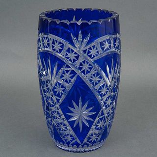 FLORERO CHECOSLOVAQUIA SIGLO XX Elaborado en cristal de Bohemia en color azul Diseño cilindrico Decoración facetada 25 c...