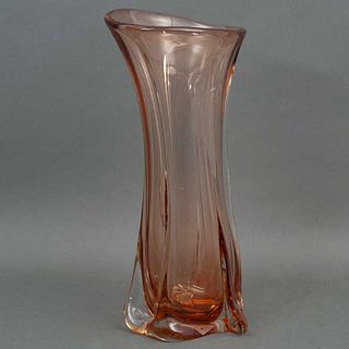 FLORERO ITALIA SIGLO XX Elaborado en cristal de Murano En tono color durazno Diseño orgánico 50 cm altura Detalles de...