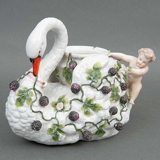 VIOLETERO SIGLO XX Elaborado en porcelana policromada Acabado brillante Sellado ilegible Diseño a manera de cisne con amo...