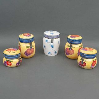 JUEGO DE BOTÁMENES CHINA Y EE.UU. Elaborados en porcelana y metal Decoración floral y frutal En colores blanco y amarillo ...