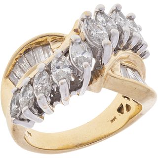 ANILLO CON DIAMANTES EN ORO AMARILLO DE 14K. Diamantes corte marquise y baguette trapezoide ~1.90 ct. Peso: 10.3 g. Talla: 7 ¼