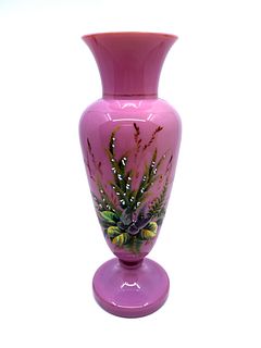 A PRETTY PINK HAND PAINTED GLASS VASE PAINTED WITH FLOWERS-ANTIQUE