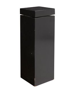 A swivel-top display pedestal