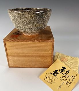 JAPANESE POTTERY IN BOX W SIGNED CLOTH & ARTIST PAPER