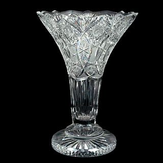 FLORERO CHECOSLOVAQUIA SIGLO XX Elaborado en cristal cortado transparente Diseños facetados 45 cm altura Detalles de con...