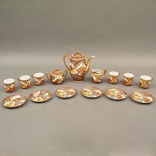JUEGO DE TÉ  JAPÓN SIGLO XX Elaborado en porcelana tipo Satsuma Decoración en relieve con escenas orientales sobre fondo caf...