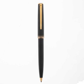 Bolígrafo de la firma MontBlanc. Elaborado en resina color negro. Clip acero dorado.